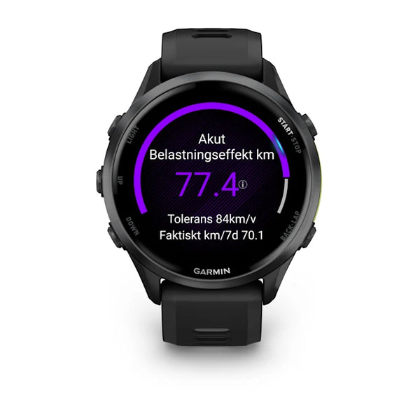 En Garmin Forerunner 970 i Black/Amp Yellow viser en træningsstatistikskærm på svensk med avanceret træningsteknologi med Akut Belastningseffekt km på 77,4, tolerance 84 km/uge og faktisk 70,1 km/uge.