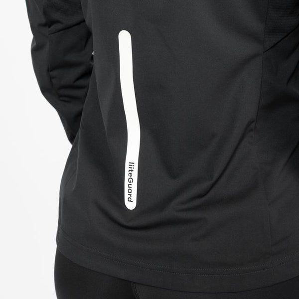 Et nærbillede af bagsiden af Hydro-Tech Running Jacket, Dame, Black by Liiteguard viser en lodret, hvid refleksstribe med "liteGuard" trykt nær bunden.