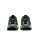 Et par Nike Vomero 18 Herre i Seaweed/Volt-Cannon-Sanded Purple vises bagfra på en hvid baggrund med en overdel i sort mesh og tykke, strukturerede såler med responsive ZoomX-mellemsål.