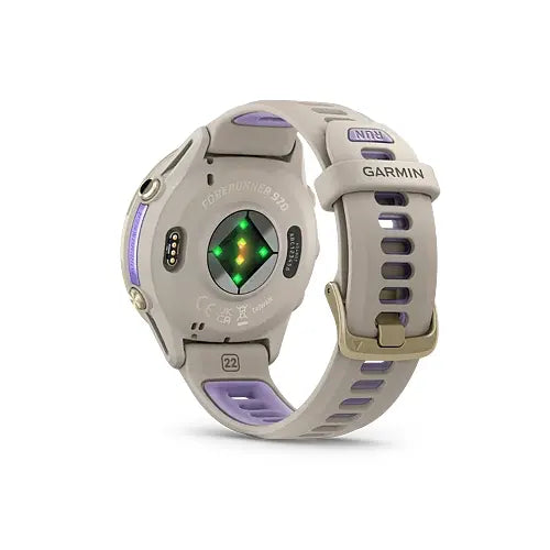 Et Garmin Forerunner 970 i French Grey/Translucent Indigo vises bagfra og fremhæver pulsmålerens grønne lys, opladningsporten, den hullede rem med metalspænde, indigo accenter og Garmin-branding.
