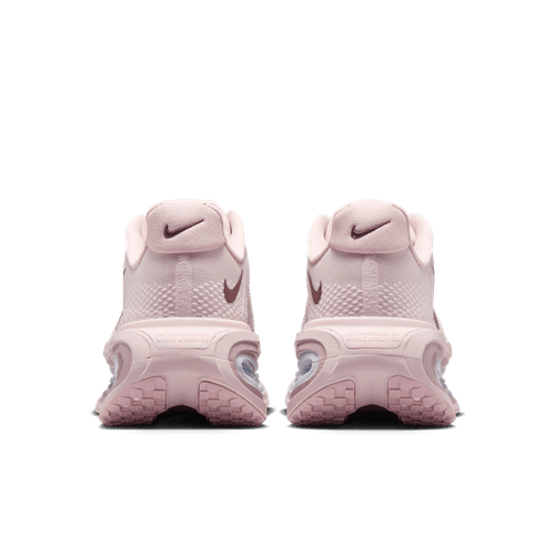 Et par Nike Vomero Premium dame sneakers i Particle Rose/Burgundy Crush, kendt for luksuriøs komfort, vises fra bagsiden med det ikoniske swoosh og teksturerede såler. Placeret side om side mod en hvid baggrund.