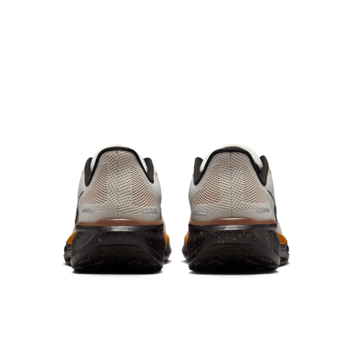 Et par Nike Pegasus 41 Herre løbesko i Soft Pearl/Velvet Brown-Desert Ochre med mesh-overdel og ReactX-skum vises bagfra mod en almindelig hvid baggrund.