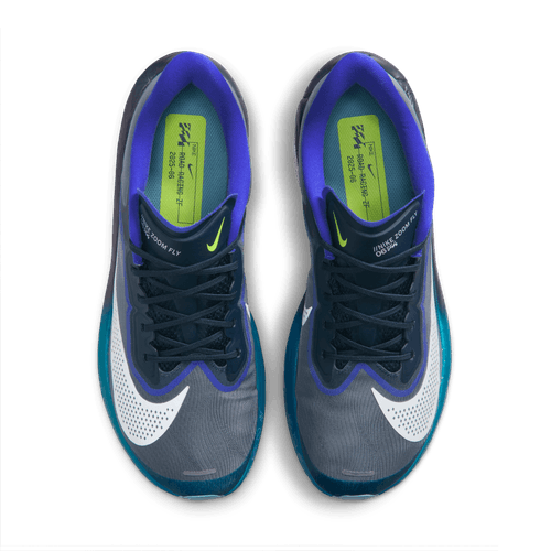 Et par Nike Zoom Fly 6 herre løbesko i Obsidian/White-Persian Violet-Volt med hvide swooshes, sorte snørebånd, grønne indersåler, blå foring og blågrønne ZoomX-skum-mellemsåler vist ovenfra på en almindelig hvid baggrund.