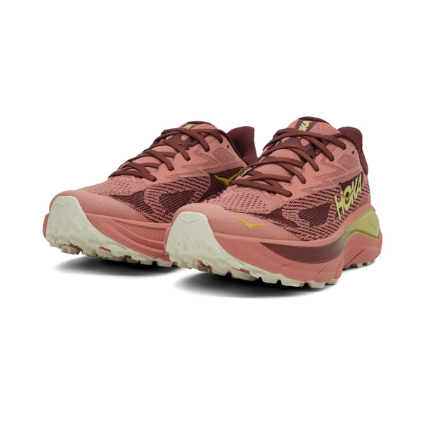 Et par Hoka Challenger 8 dame trail løbesko i Blush/Dark Cedar med pink og rødbrune toner, gule detaljer, overdel i mesh og tykke off-white strukturerede såler, vist på en hvid baggrund.