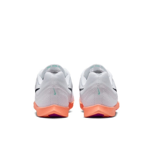 Et par hvide Nike Rival Distance unisex løbesko set bagfra med sorte swooshes, blågrønt hælbranding og orange såler med lilla accenter - ideelle som let løbesko til tempo- og intervaltræning.