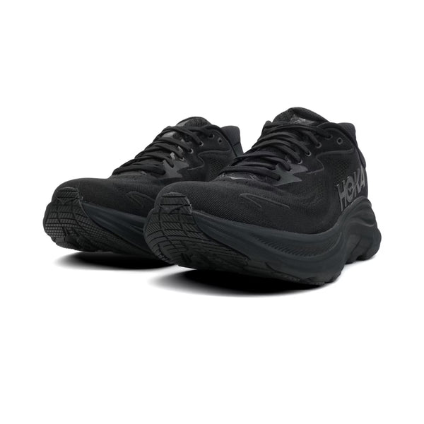 Hoka Clifton 10 Dame i Black/Black har tykke polstrede såler og det karakteristiske Hoka-logo, hvilket gør dem ideelle til at sortere løbesko dame, vist på en almindelig hvid baggrund.