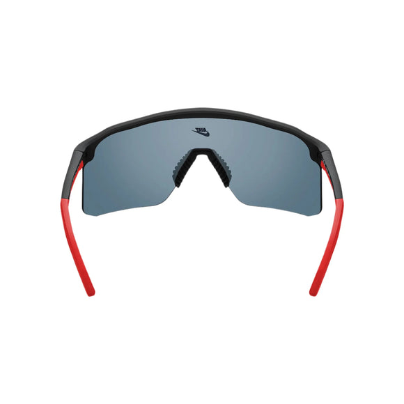 Et par Nike Expedition Shield unisex-solbriller i mat mørkegrå med røde spejllinser, vist forfra.