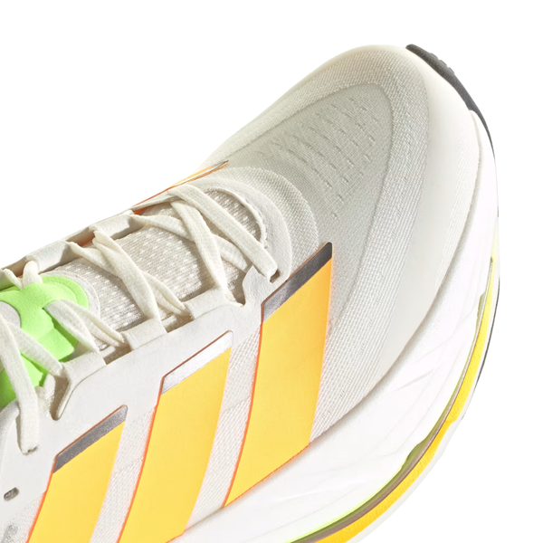 Nærbillede af Adidas Adistar BYD 2 herreløbeskoen i farvekombinationen CLOWHI/LUTA/SIGGNR – en let og responsiv hvid sneaker med markante gule og orange striber, grønne snørebåndsøjer og en tyk gul-hvid sål – vist fra en skrå ovenfra-vinkel, ideel til tempotræning.
