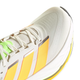 Nærbillede af Adidas Adistar BYD 2 herreløbeskoen i farvekombinationen CLOWHI/LUTA/SIGGNR – en let og responsiv hvid sneaker med markante gule og orange striber, grønne snørebåndsøjer og en tyk gul-hvid sål – vist fra en skrå ovenfra-vinkel, ideel til tempotræning.