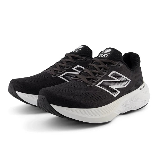 Oplev enestående komfort med New Balance FreshFoam 880 v15 løbesko herre i Black/White/Reflection, der har store hvide N-logoer og hvide såler på en hvid baggrund.