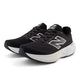 Oplev enestående komfort med New Balance FreshFoam 880 v15 løbesko herre i Black/White/Reflection, der har store hvide N-logoer og hvide såler på en hvid baggrund.