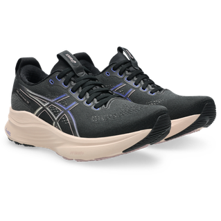 Et par ASICS Gel-Kayano 32 dame løbesko i Black/Pearl Pink med lyse såler, ASICS-logoet på siden og snørebånd på toppen, vist mod en hvid baggrund.