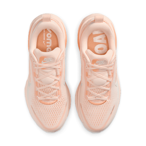 Topbillede af et par Nike Vomero 18 Dame løbesko i Guava Ice/Sail-Orange Chalk med hvide snørebånd, overdel i mesh, ZoomX-skum-dæmpning og Nike-logoer på pløsen, placeret side om side på en lys baggrund.