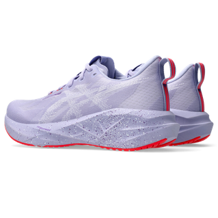 Et par Asics Novablast 5 Tokyo Dame løbesko i Vapor/Edo Purple med hvide detaljer, prikkede mellemsåler og røde ydersåler - vist skråt bagfra og fra siden. Udstyret med FF BLAST PLUS ECO tech.
