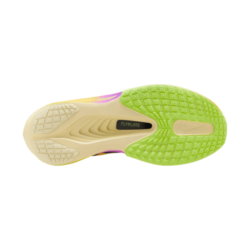 En top-down-visning af Nike Zoom Fly 6 Herre i Citron Pulse/Indigo Burst-Volt Ice viser en beige hæl, grøn gittermønstret forfod og FLYPLATE-branding - et dristigt, stilfuldt Nike-valg til præstationsdrevne herre løbesko.