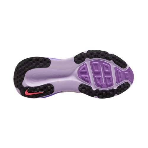 En Nike Vomero 18 Dame løbesko i White/Hot Lava-Violet Mist-Sapphire med sort ydersålsmønster og rød swoosh, ideel til kvinder der ønsker komfortable sko, vist på en hvid baggrund.