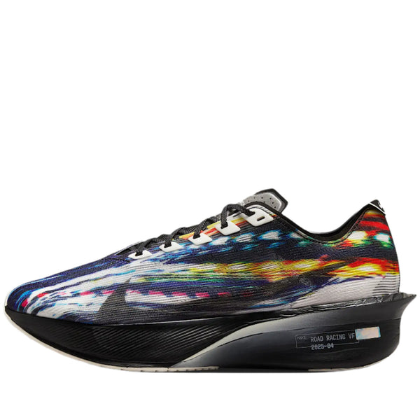 Nike ZoomX Vaporfly Next% 4 Prm herre løbesko i Multi-Color/Black-White-Sail har et aerodynamisk design, sort sål, teksten "ROAD RACING VF" på mellemsålen og en abstrakt overdel - perfekt som konkurrencesko til løb.