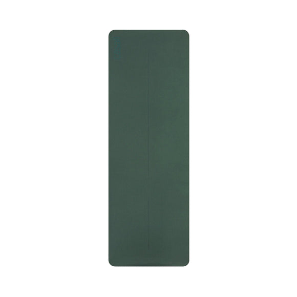 Casall Yoga Mat Position 4mm, Unisex i Dark Teal/Black har en subtil linje i midten og vises på en almindelig beige baggrund.
