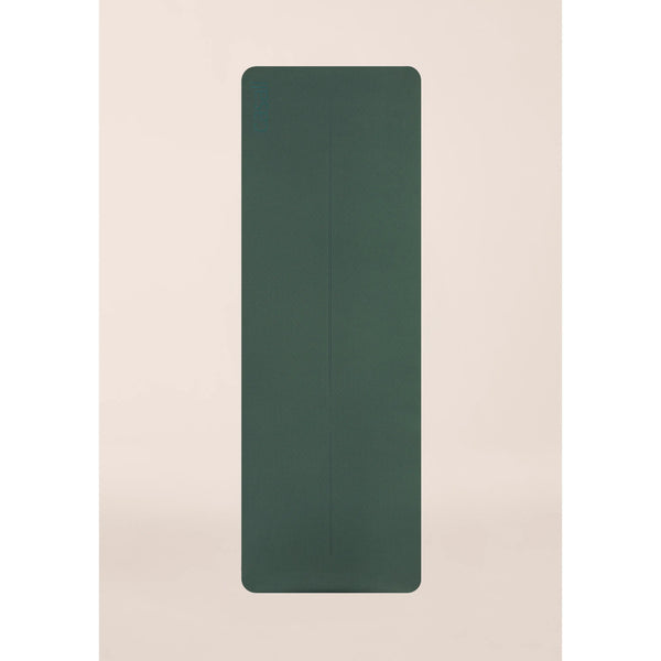 Casall Yoga Mat Position 4mm, Unisex i Dark Teal/Black har en subtil linje i midten og vises på en almindelig beige baggrund.
