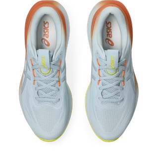 Et billede oppefra og ned af et par Asics Gel-Cumulus 28, Herre, Sky/Sun Peach løbesko med orange og gule detaljer, hvide mellemsåler og overdel i mesh, vist side om side på en hvid baggrund.