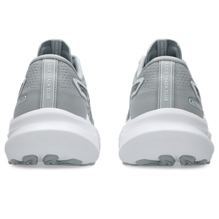 Asics GT-2000 14 dame løbesko set bagfra i Piedmont Grey/Pure Silver "Atc" med hvide såler. "RSC TRACK CLUB" vises på hælfligene. De stabile sko er vist mod en hvid baggrund.