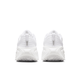 Nike Vomero Plus Herre i White/Summit White-Photon Dust har mesh-lignende overdel, strukturerede såler til stødabsorbering og hælflige. Disse atletiske sneakers er designet på en almindelig hvid baggrund og er perfekte som løbesko.