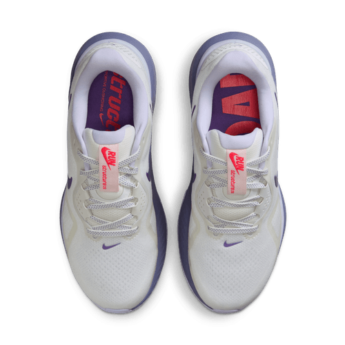 Nike Structure 26 Dame løbesko i Summit White/Wild Grape-Amethyst Tint har små indersåler med forskellig tekst, rødt Nike-logo på tungen og giver forbedret stabilitet til dine løbeture.
