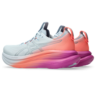 Et par Asics Gel-Nimbus 28 damesko i Sky/Digital Sakura med lyseblå overdel, orange hæl, orange til lilla mellemsål, hvid ydersål og Asics-logo på siden.