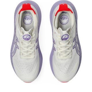 Topbillede af Asics Gel-Nimbus 27 Tokyo Dame i Cream/Edo Purple med overdel i hvidt mesh, lyslilla detaljer og såler, røde hælkapper, hvide snørebånd, støddæmpning for komfort samt indlægssåler med cirkulært logo og grafik.