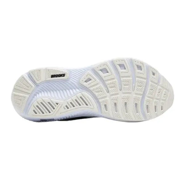 Billedet viser den hvide gummiydersål på Brooks Ghost 17 Dame i White/Black/Rose Gold med flexriller, en mønstret slidbane og Brooks-logoet nær hælen.