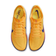 Et par Nike Dragonfly 2 Herre løbesko i Citron Pulse/Indigo Burst-Vivid Purple, set fra oven. De har overdel i mesh, orange snørebånd, blå swooshes og indlægssåler med print af "T&F" og "DISTANCE".