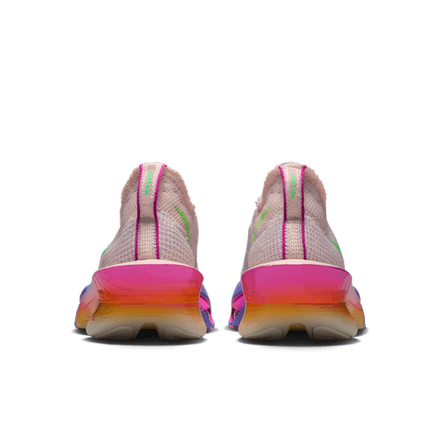 Billedet viser bagsiden af Nike Alphafly Next% 3 Herre "Eliud Kipchoge" løbesko, i Silt Red/Green Shock-Bright Ceramic, med en lyserød mesh-overdel og flerfarvet sål, sat mod en hvid baggrund.