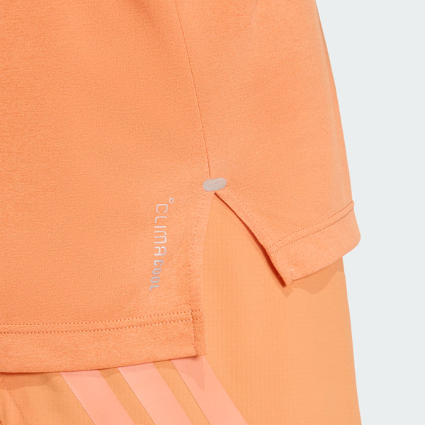 Nærbillede af den orange Adi365 Singlet, Herre, Duor fra Adidas, fremstillet i letvægtsstof med CLIMACOOL-logo og ventilationsåbning i siden. Matchende shorts med signaturstriber er delvist synlige - perfekt til sports- eller løbeentusiaster.