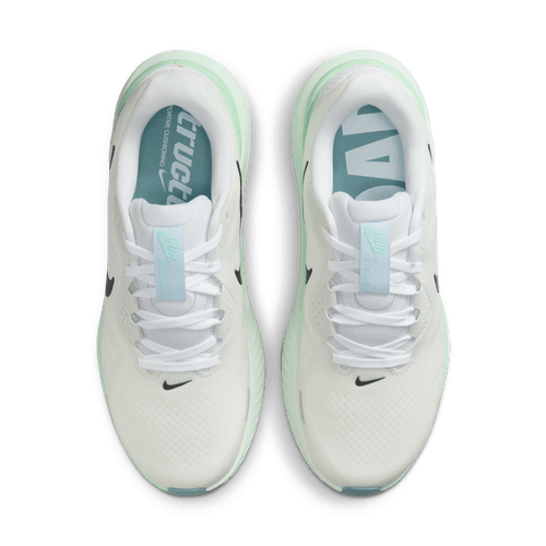 Topbillede af et par Nike Structure 26 Dame-sko i White/Black-Barely Green-Mint Foam med sorte swooshes, hvide snørebånd, lyseblå tunger og mintgrønne hælaccenter, placeret side om side på en hvid baggrund.