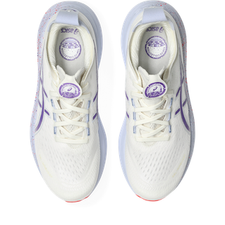 Topbillede af Asics Gel-Nimbus 27 Tokyo, Herre i Cream/Edo Purple med lilla accenter og snørebånd, brandede logoer på tungen, side om side på en hvid baggrund - perfekt stødabsorbering til enhver løbetur.