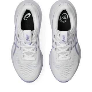 Top-down view af et par Asics Gel-Cumulus 28 Dame løbesko i White/Bluebell med hvide snørebånd, lyslilla detaljer og sort branding på indlægssålerne. Skoene er pænt opstillet side om side.