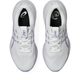 Top-down view af et par Asics Gel-Cumulus 28 Dame løbesko i White/Bluebell med hvide snørebånd, lyslilla detaljer og sort branding på indlægssålerne. Skoene er pænt opstillet side om side.