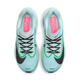 Nike Zoom Fly 6 løbesko herre i Glacier Ice/Black-Hyper Pink-Green Shock er vist ovenfra med sorte snørebånd, grønne og sorte detaljer, en fed sort Swoosh på hver tå, lyserøde indlægssåler med hvid tekst og responsiv Cushlon-skum for komfort.