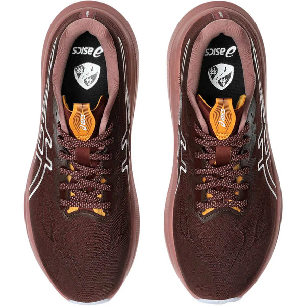 Et par Asics GT-2000 14 TR Dame løbesko i Nature Bathing/Dark Red Planet set ovenfra viser hvide detaljer, mønstrede snørebånd, brune og gule tungeetiketter og rødbrun foring med hvidt Asics-mærke på indlægssålerne.