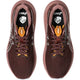 Et par Asics GT-2000 14 TR Dame løbesko i Nature Bathing/Dark Red Planet set ovenfra viser hvide detaljer, mønstrede snørebånd, brune og gule tungeetiketter og rødbrun foring med hvidt Asics-mærke på indlægssålerne.