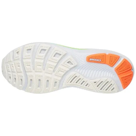Billedet viser sålen på Brooks Ghost 17 herre løbesko (White/Pink Clay/Gecko) med en hvid gummiydersål, segmenterede riller, et orange tåparti og et orange Brooks Ghost 17-logo ved hælen for blød dæmpning.
