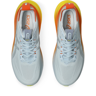 Et par Asics Gel-Nimbus 28 løbesko herre i Sky/Sun Peach, set ovenfra, med orange detaljer på tungen og hælen samt gul-orange såler med gradient.