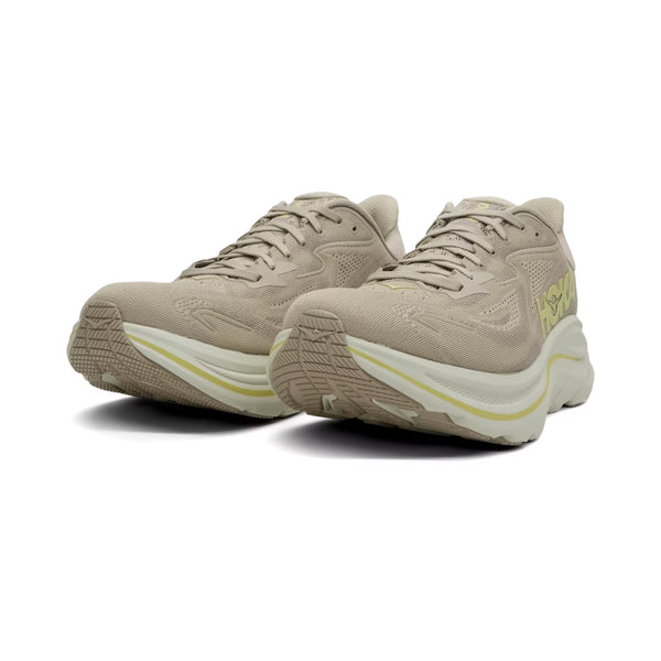 Et par Hoka Clifton 10 herre løbesko i Raw Linen/Stone med tykke hvide og gule såler, letvægtskomfort og vinkel, der fremhæver front og side-perfekt til fans af Clifton 10-stilen.