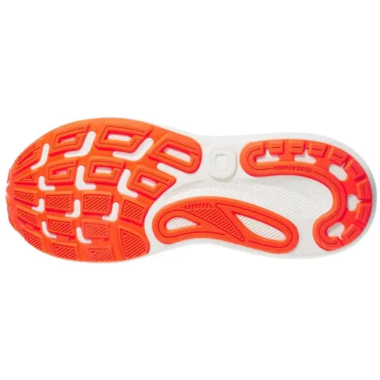 Brooks Adrenaline GTS 24 Herre i Coconut/Portabella/Orange har en mønstret orange og rød gummisål, der giver greb og stabilitet, hvilket gør den ideel til aktive præstationer.