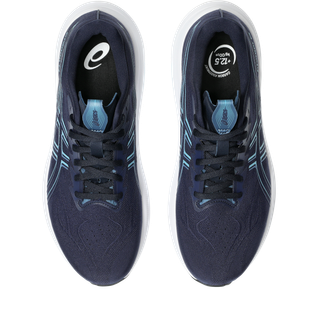 Et par Asics Gt-2000 14, Herre, Midnight/Stillwater løbesko med sorte snørebånd og lyseblå detaljer, med pronationsstøtte, set ovenfra på en hvid baggrund.
