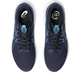 Et par Asics Gt-2000 14, Herre, Midnight/Stillwater løbesko med sorte snørebånd og lyseblå detaljer, med pronationsstøtte, set ovenfra på en hvid baggrund.