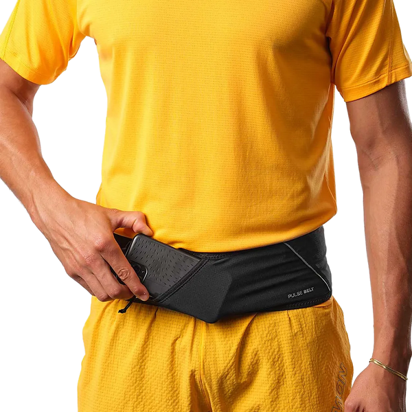 En mand iført Salomon Pulse Løbebælte, Unisex, Black - et uundværligt stykke løbeudstyr for enhver løber.