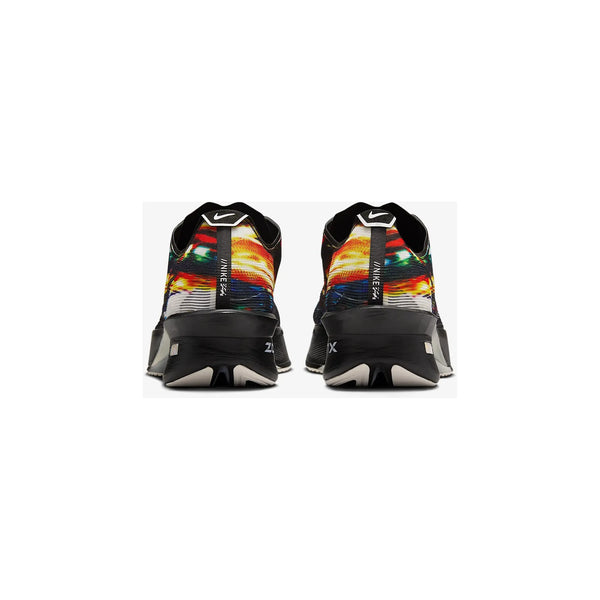 Et par Nike ZoomX Vaporfly Next% 4 Prm herre løbesko i Multi-Color/Black-White-Sail, vist bagfra med dristige mønstre og strukturerede såler - ideelle som konkurrencesko til løb.