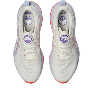 Topbillede af Asics Gel-Cumulus 27 Tokyo herre løbesko i Cream/Edo Purple med lilla og røde detaljer, et lilla cirkelformet logo på indersålerne, hvide snørebånd, rødtonede såler og overlegen stødabsorbering.