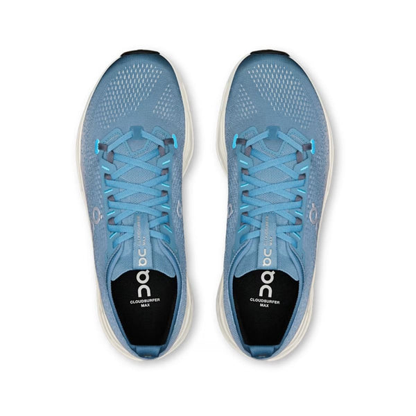 Ovenfor ses et par On Cloudsurfer Max løbesko herre i Dust/Ivory med hvide såler, mesh-overdel, blå snørebånd og sorte indlægssåler med ON- og CLOUDSURFER MAX-branding.